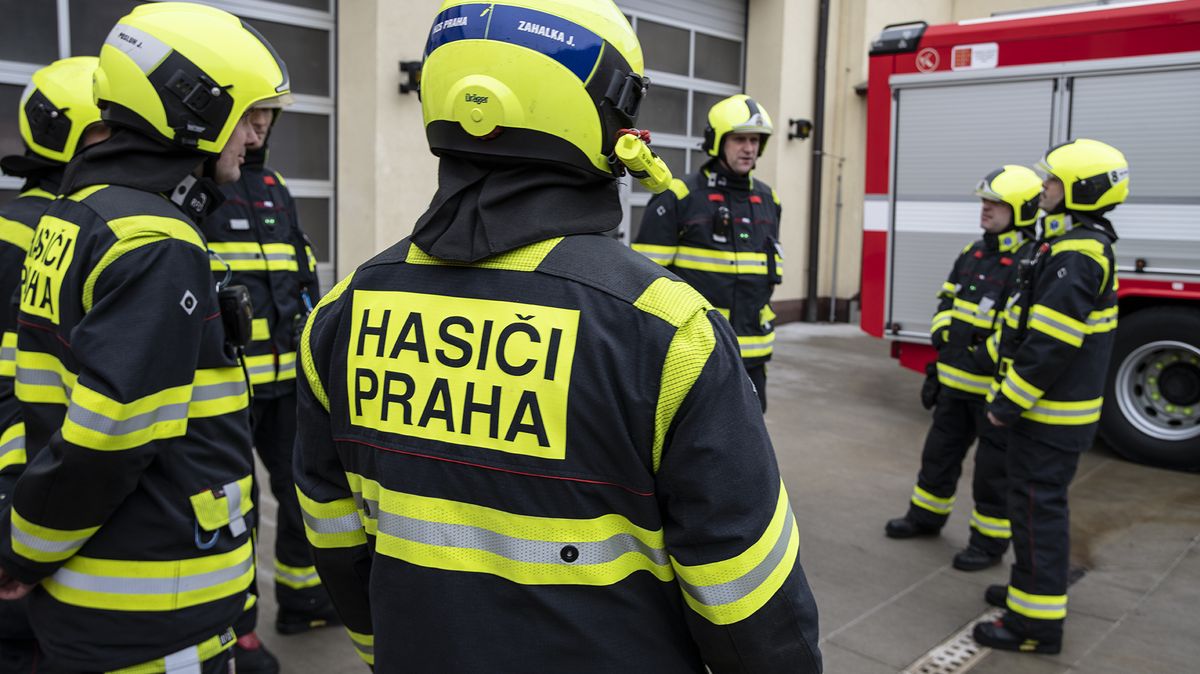 Pražským hasičům v úterý výrazně přibylo zásahů kvůli sněhu a rampouchům